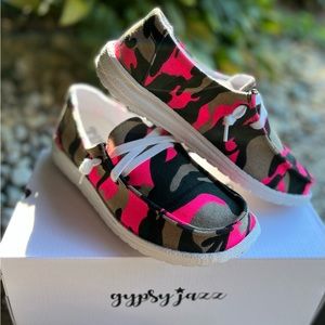 Gypsy Jazz Hot Pink Camo canvas shoes